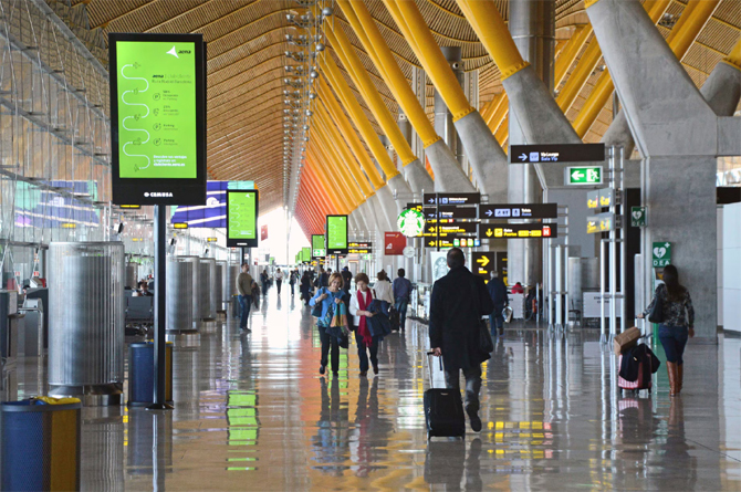 Llegada de turistas al aeropuerto de Madrid-Barajas