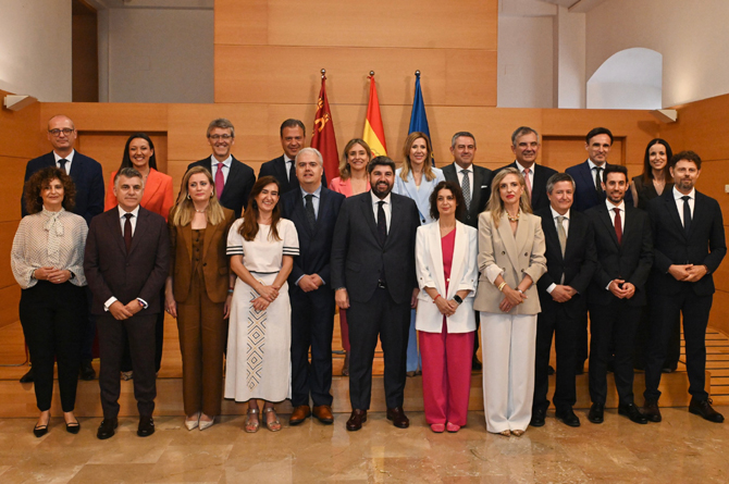 Foto de familia de los consejeros y los secretarios generales