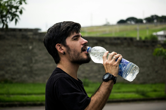 Salud recomienda beber agua con frecuencia, sin esperar a tener sed y evitar excitantes