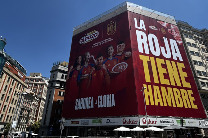 Lona de ElPozo desplegada en la plaza de Santo Domingo en Madrid
