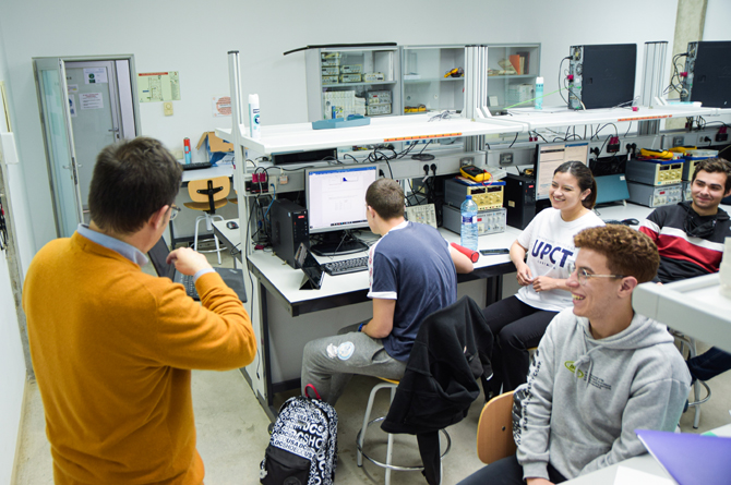 Una clase pr&aacute;ctica en la Escuela de Telecomunicaci&oacute;n