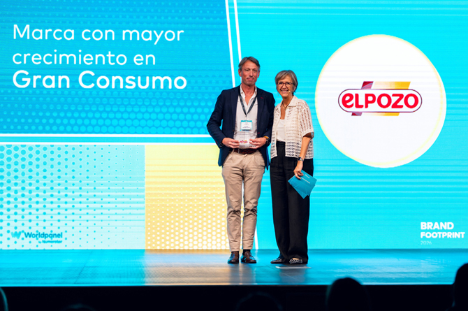 Igor Tudela, Marketing Manager de Elaborado, recoge el premio