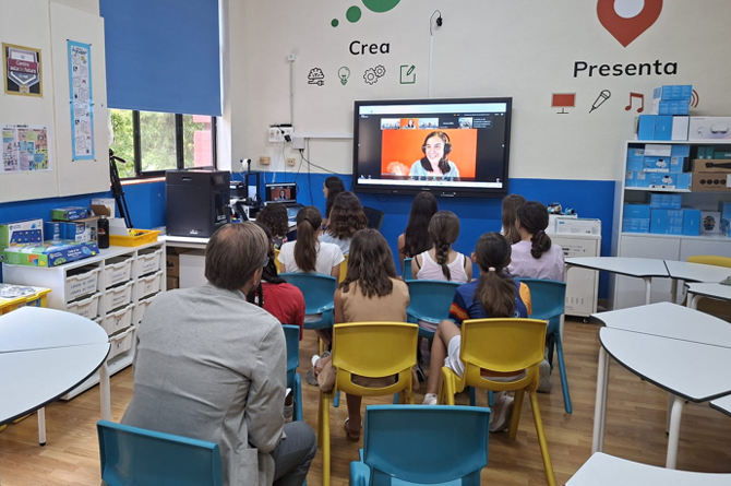 Las alumnas siguen por videoconferencia uno de los eventos del programa