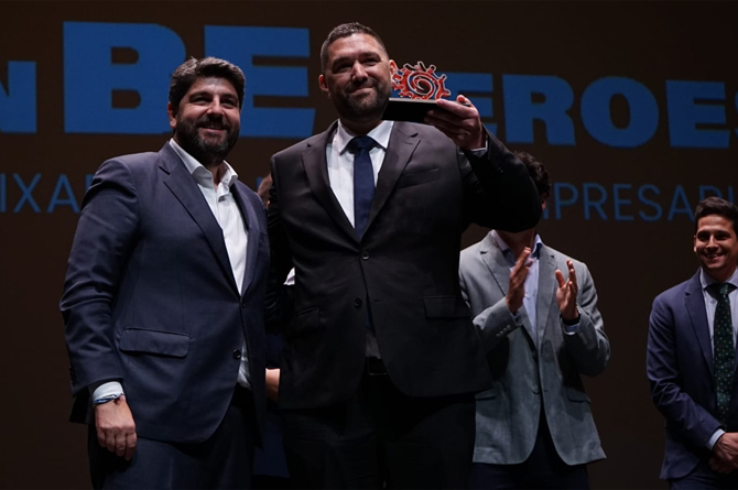 Manuel Hern&aacute;ndez, derecha, recibe el premio de la mano del presidente L&oacute;pez Miras