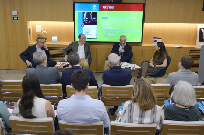 Un momento de la mesa redonda que sigui&oacute; a la presentaci&oacute;n del informe
