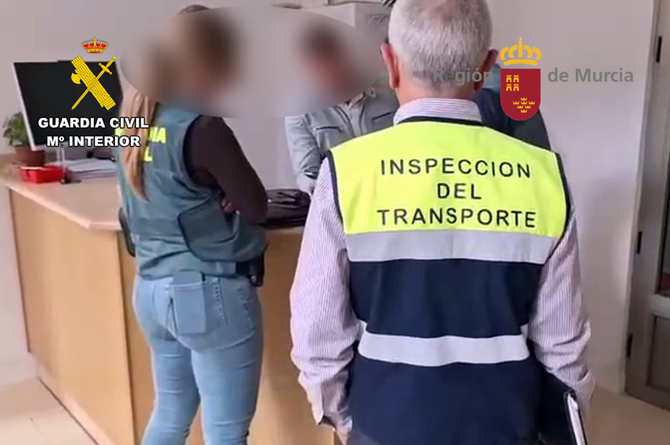 Inspecci&oacute;n realizada por la direcci&oacute;n general de Movilidad y Transportes junto a agentes de la Guardia Civil en la autoescuela investigada