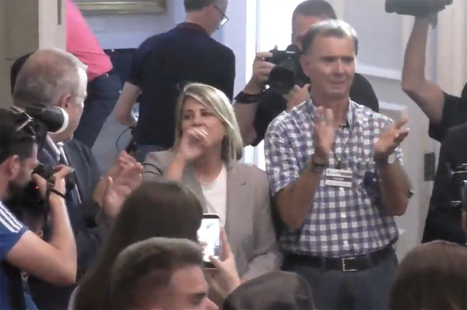 Noelia Arroyo, en el centro, recibe el aplauso de su equipo al finalizar el pleno