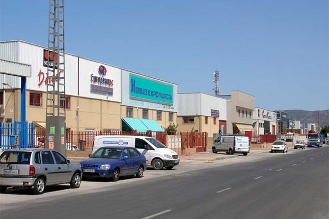 Calle del polígono industrial Oeste, entre Murcia y Alcantarilla