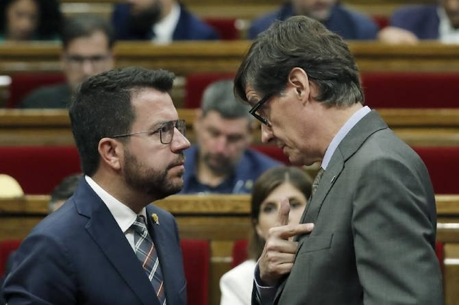 De izquierda a derecha: Pere Aragonès, actual presidente en funciones de la Generalitad, y Salvador Illa, candidato del PSC
