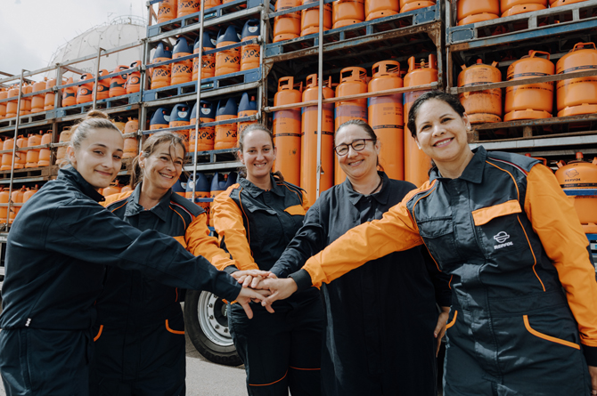 Cristina, Luisa, Yulissa, Melania y Rosa María, las cinco alumnas que se formarán en Repsol Cartagena