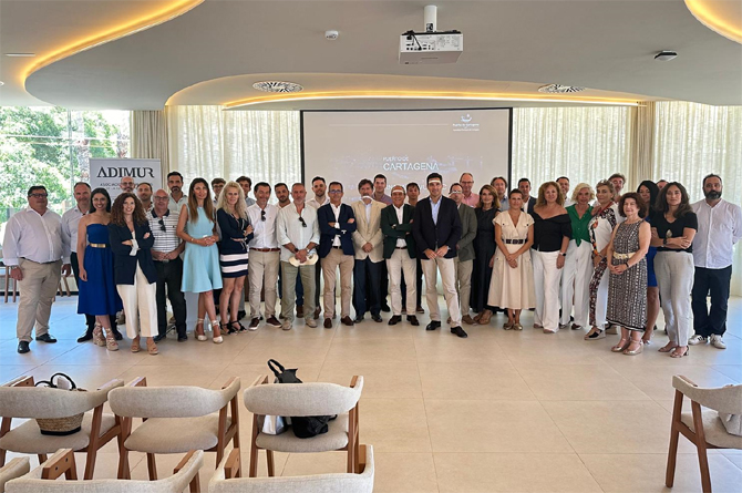 Foto de familia de miembros de Adimur y Colabora Mujer, durante el encuentro con empresas que operan desde el Puerto de Cartagena