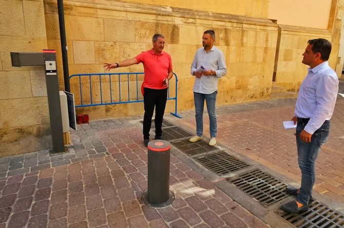 El alcalde de Caravaca, José Francisco García, en el centro, observando un bolardo retráctil y una cámara con lector de matrículas