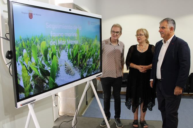 El consejero de Medio Ambiente, Juan María Vázquez, junto a los investigadores de la Universidad de Murcia, Mar Torralva y Emilio Cortés
