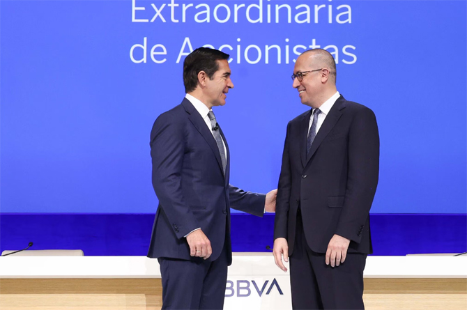 Carlos Torres Vila, presidente de BBVA, y Onur Genç, consejero delegado