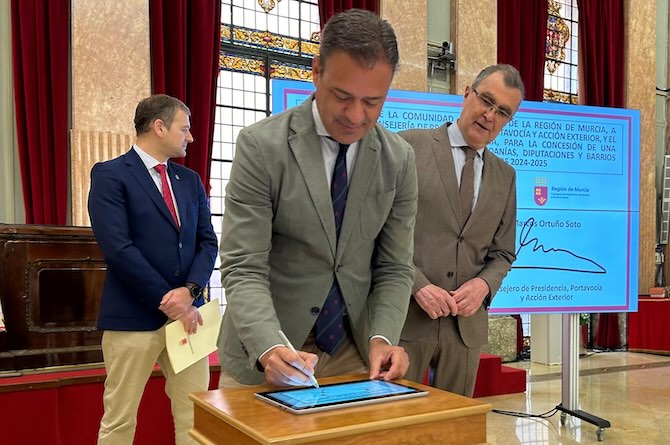 El consejero de Presidencia, Marcos Ortuño, firmando el convenio con el Ayuntamiento en presencia del alcalde de Murcia, José Ballesta, y del concejal de Pedanías, Marco Antonio Fernández