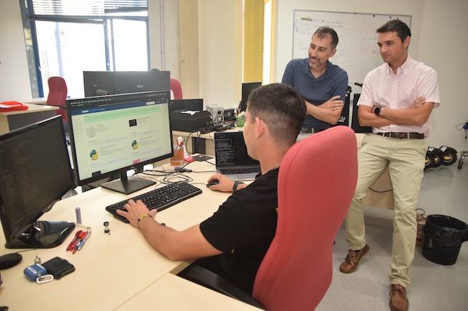 Andrés Ruz, Pablo Pavón y José Santa utilizando la herramienta SigmaOnTopic