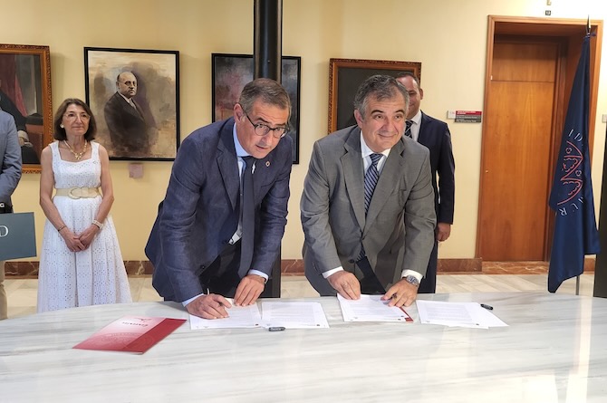 El consejero de Universidades, Juan María Vázquez, firmando con el rector de la Universidad de Murcia, José Luján, el convenio para la integración de los estudios de enfermería de Cartagena en la UMU