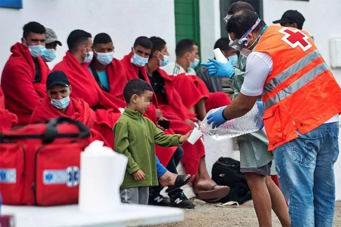 Atención a inmigrantes llegados a las costas canarias