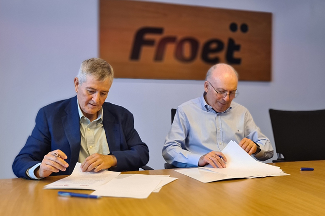 Pedro Díaz, presidente de Froet, y José Antonio Planes, director de Cáritas, firman el acuerdo