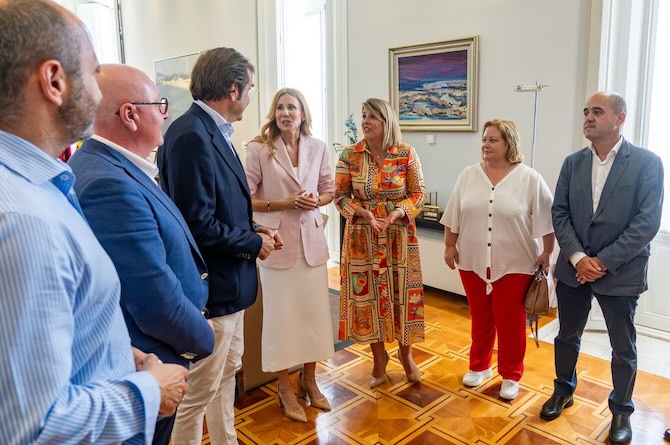 La alcaldesa de Cartagena, Noelia Arroyo y la consejera de Empresa, Marisa López Aragón, con concejales y representantes del ámbito económico y empresarial