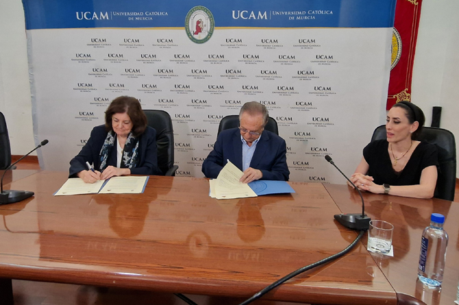 María Dolores García y Tomás Fuertes firman el acuerdo