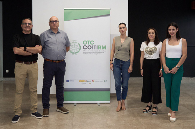 Representantes del ayuntamiento de Alhama y del colegio de Ingenieros Técnicos Industriales