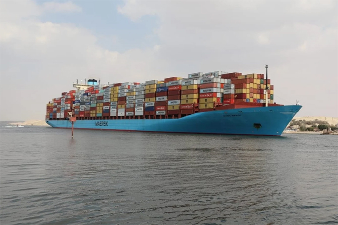Buque portacontenedores en el canal de Suez