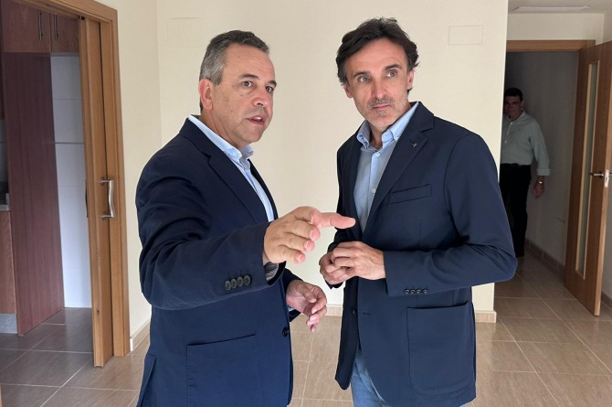 El consejero de Fomento, Jorge García Montoro, junto al alcalde de Abanilla, José Antonio Blasco,