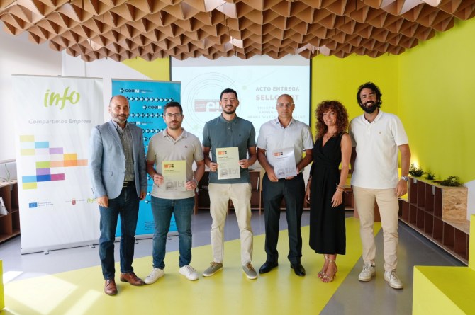 El director general del Info, Joaquín Gómez, junto con los miembros de las tres empresas innovadoras que han obtenido el sello EIBT