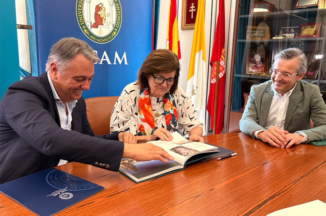 Manuel Martínez (izquierda), presidente de Hozono Global, y María Dolores García, presidenta de la UCAM