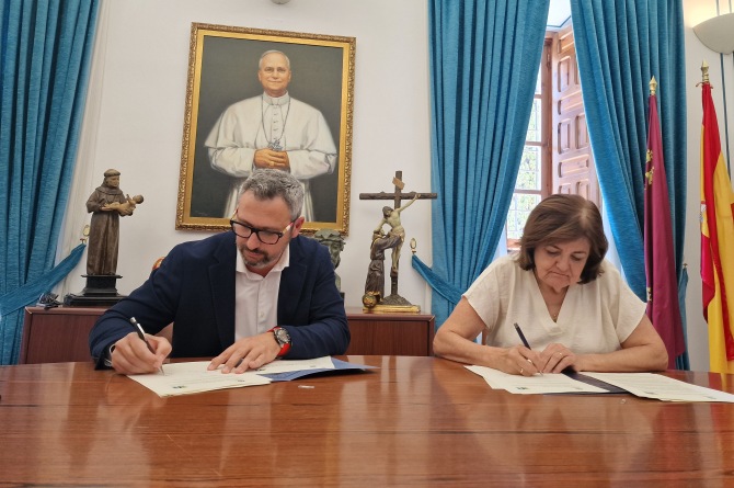 Sergio David López, gerente de 3A BIOTECH y María Dolores García, presidenta de la UCAM, durante la firma para crear la cátedra