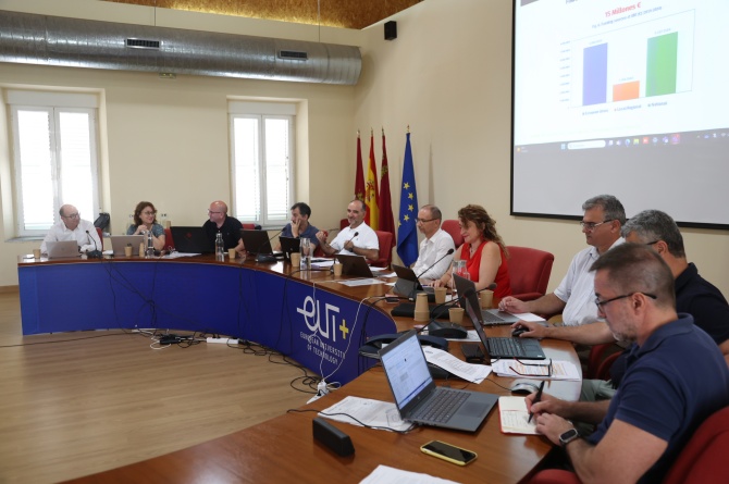 Consejo de Gobierno celebrado este jueves, con el rector y la vicerrectora de Economía en el centro