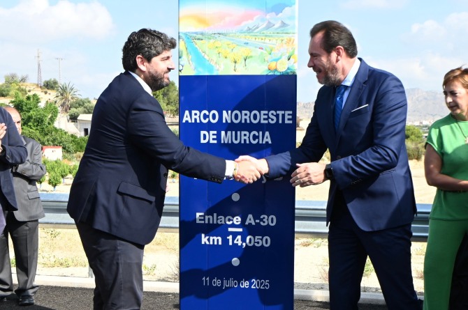 El presidente de la Región de Murcia, Fernando López Miras y el ministro de Transportes, Óscar Puente