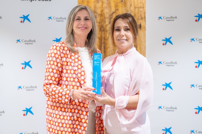 De izquierda a derecha: la directora territorial de CaixaBank en Valencia y Murcia, Olga García; y la ganadora del CaixaBank Premio Empresaria en la Región, María Sánchez