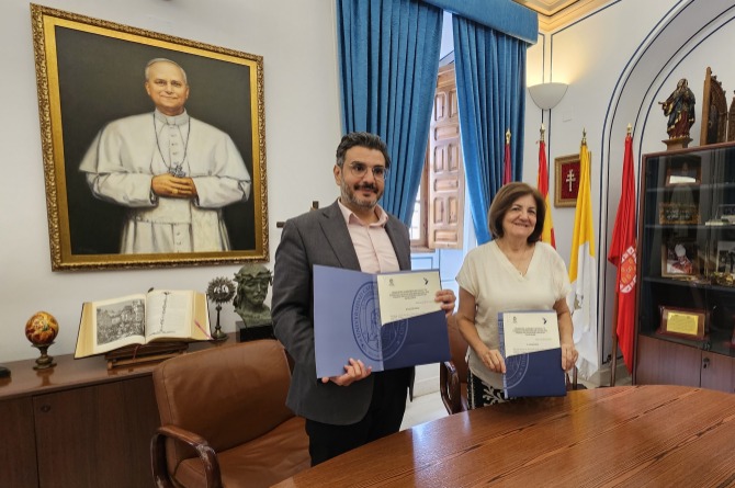 María Dolores García, presidenta de la UCAM, y Abdulaziz Al-Ghamdi, director general de Altamayyuz Academy, tras la firma del convenio
