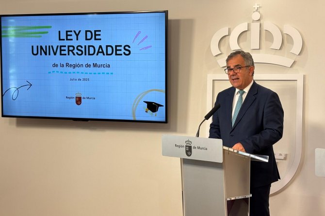 El consejero de Universidades, Juan María Vázquez, durante su intervención tras el Consejo de Gobierno