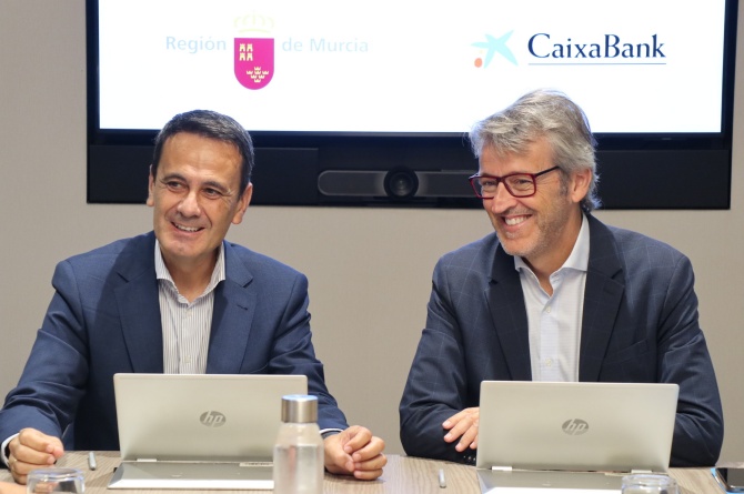 De izquierda a derecha, el director de CaixaBank en la Región, Juan Jesús Lozano, y el consejero de Economía, Luis Alberto Marín