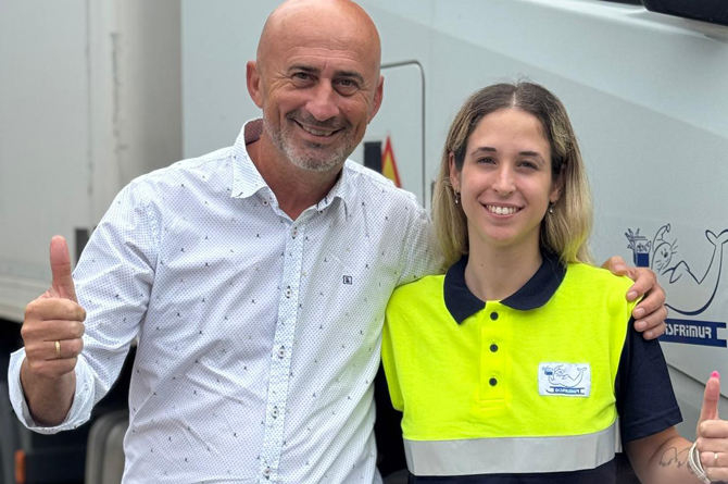 Juan Jesús Sánchez, director general de Disfrimur, y Andrea, la conductora de 22 años