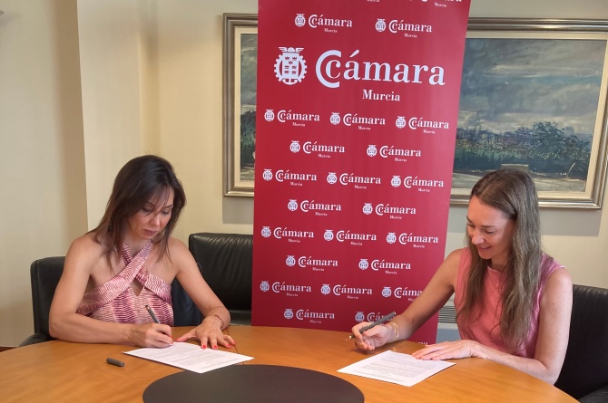 De izquierda a derecha, Myriam Fuertes, presidenta de la Cámara e Ishtar Espejo, directora de la Fundación