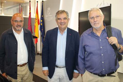 Juan María Vázquez, junto al catedrático de la Universidad de Murcia, Ángel Pérez Ruzafa, y el director general del Mar Menor, Víctor Serrano