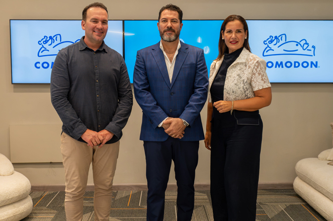 Juan Andr&eacute;s Romero, en el centro, y &Aacute;ngela Moyano (derecha) junto a un responsable de la firma yeclana Comod&oacute;n