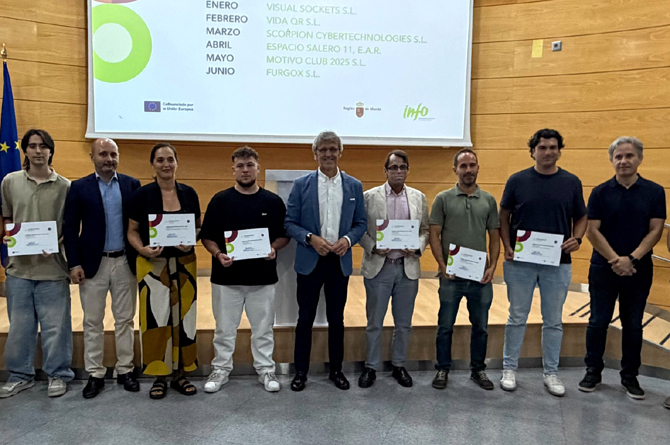 Luis Alberto Mar&iacute;n y el director del Info, con los representantes de las empresas seleccionadas
