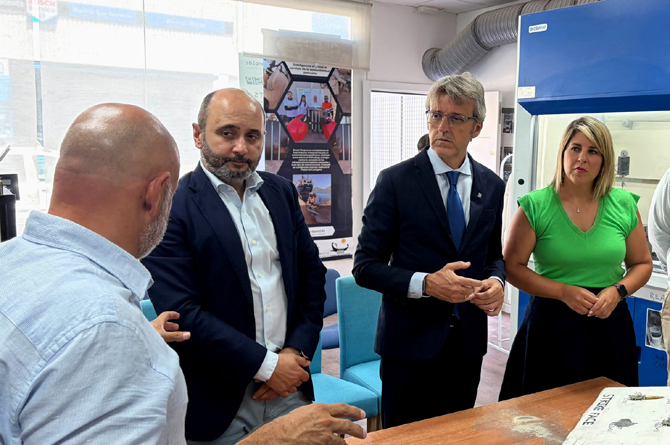 Luis Alberto Mar&iacute;n, Joaqu&iacute;n G&oacute;mez (Info) y Noelia Arroyo (alcaldesa de Cartagena) en la empresa Nanocarbonoids