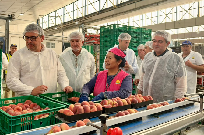 El consejero Joaqu&iacute;n Buend&iacute;a en la cooperativa La Vega