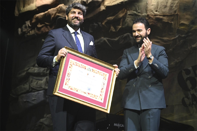 L&oacute;pez Miras, tras el preg&oacute;n, junto al alcalde de La Uni&oacute;n, Joaqu&iacute;n Zapata