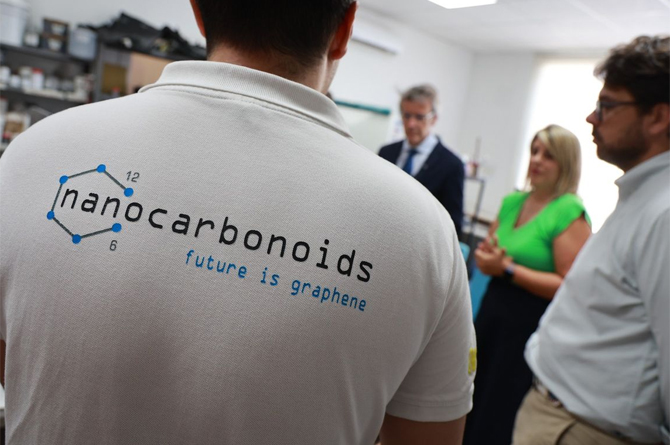 La alcaldesa Noelia Arroyo y el consejero Luis Alberto Mar&iacute;n, en las instalaciones de la empresa Nanocarbonoids