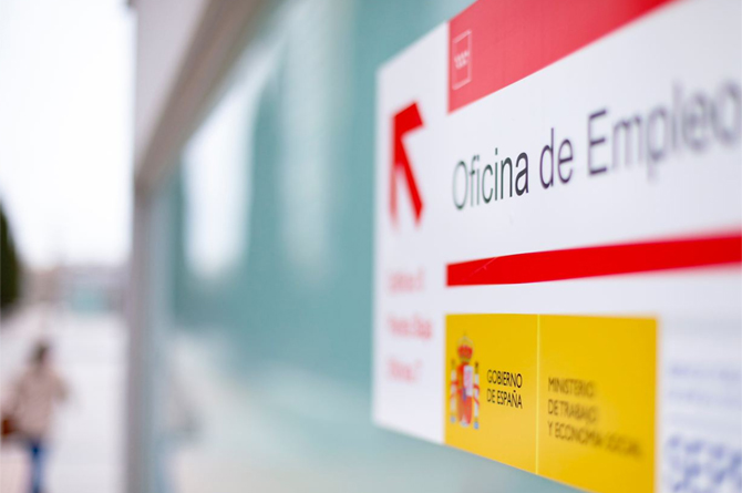 La tasa de paro baja en España al 9,8%, la menor desde 2008