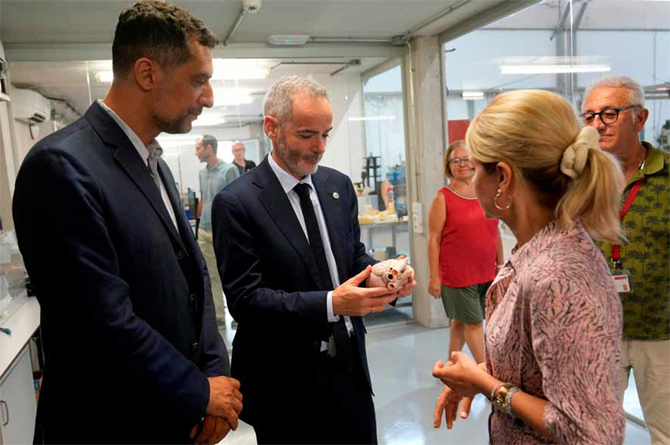 El rector, Samuel Bauxaili, observa un &oacute;rgano construido con el sistema de impresi&oacute;n 3D de la UMU