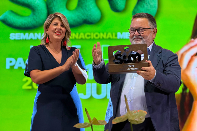 Noelia Arroyo entrega el premio a Jos&eacute; Mar&iacute;a Jim&eacute;nez Bosque, presidente del Jimbee Cartagena