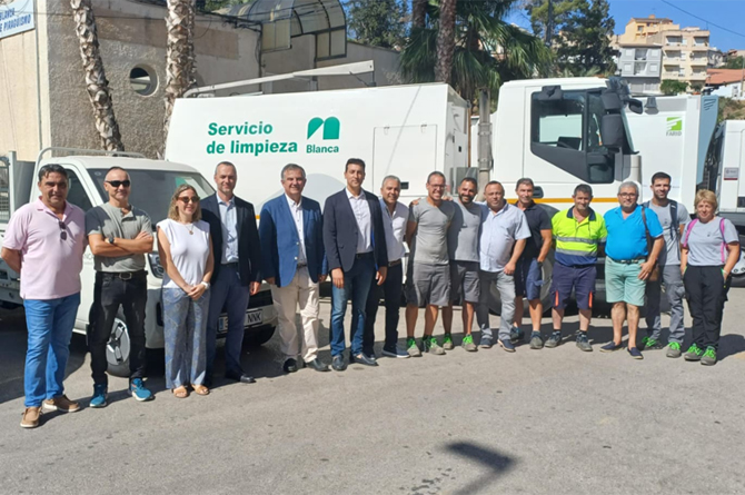 Juan Mar&iacute;a V&aacute;zquez y el alcalde de Blanca, Pablo Cano, junto a los tres nuevos veh&iacute;culos de recogida de residuos urbanos